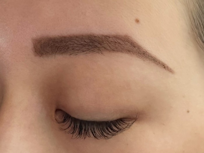 いかにも「描いてます」な眉毛は古臭い！（C）コクハク