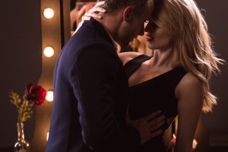 自民青年局はチップ口移し会合 夫の夜のハメ外しはどこから浮気と不倫？