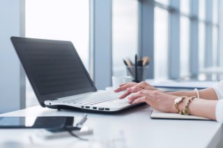 「夫の駐在時にね…」なぜあのコが？田舎の同級生“玉の輿婚”に心ざわつく