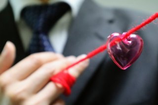 職場は心の浮気の震源地！四六時中チャット、2人きりランチ…リスクは？