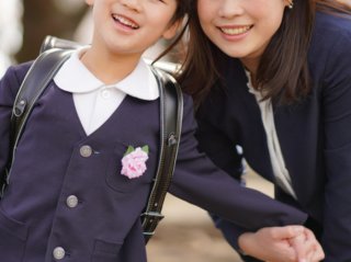 入学式のママコーデ失敗談5つ 黒スーツ×黒ストッキングでまさかの赤っ恥