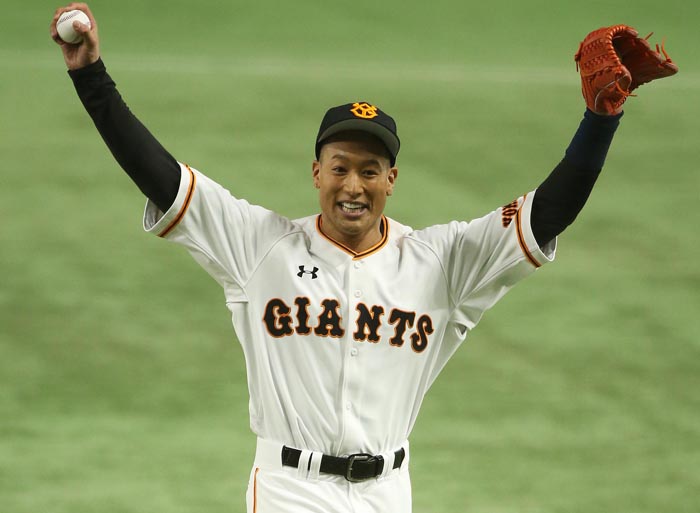 プロ野球のユニフォームも着こなす関口メンディー（C）日刊ゲンダイ