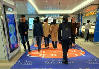 最寄りの改札口は、JR新宿駅の西改札（B1階）。床にはデコレーションあり（Ｃ）コクハク