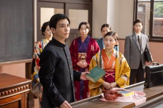 ガンちゃん登場！ 目の前にビール瓶2本…寅子の酒豪ぶりは母のはる譲り説