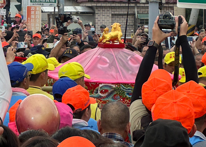 人混みに埋もれる媽祖の神輿（写真・うーか／無断転載禁止）