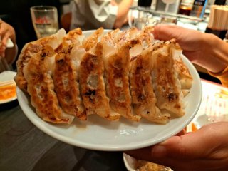 【新宿参戦】評判の餃子食べ放題&のみほ!40女達は2時間で何個平らげた