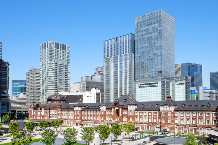 丸の内の男女が行きかう東京駅（写真:iStock）