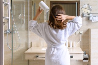 鏡が恐怖!白髪染めの色落ちにゲンナリ、1日でも長持ちさせるセルフケア