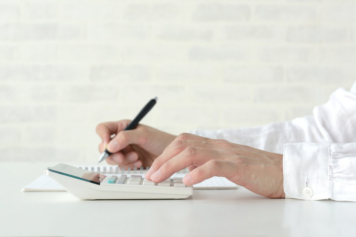 夫によるガチガチの節約生活（写真:iStock）