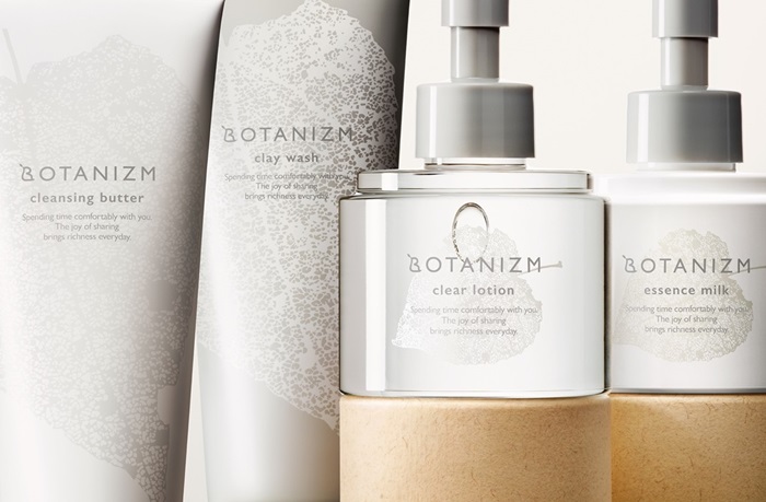 左からボタニズム　クレンジングバター＜メイク落とし＞100g 2,530円、同　クレイウォッシュ＜洗顔料＞130g 2,420円、同　クリアローション＜化粧水＞155ml 2,970円、同　エッセンスミルク＜美容乳液＞145ml 3,520円