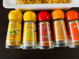 おうちカレーには欠かせないスパイスちゃんたち（C）コクハク