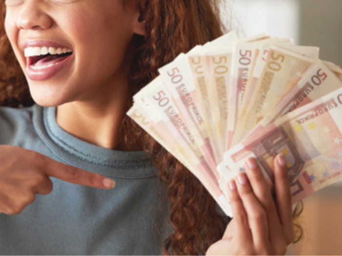 お金ならあるわよ！ って人、いないかなあ（写真:iStock）