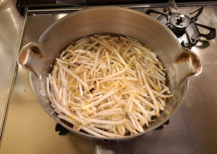 中火で4分、ふつふつと…（C）コクハク