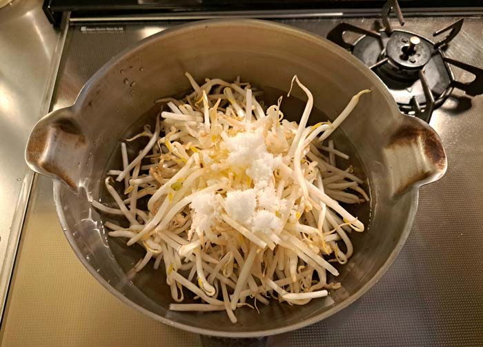 写真で分かりやすいように、粗塩はもやしの上に乗っけてますが、きちんと水に溶かしてから着火します（C）コクハク