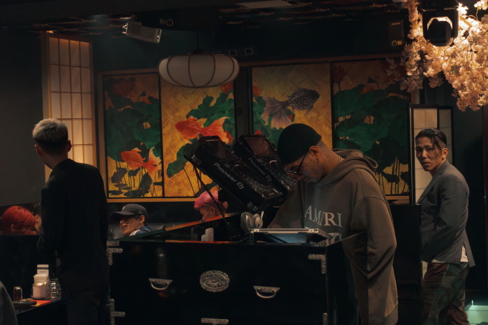 店のDJブースに立つこともある （写真:WD）