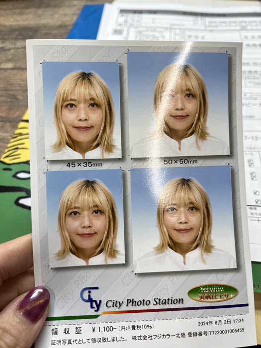 昔に比べると、証明写真も盛れるようになった。（写真:新井見枝香／無断転載禁止）