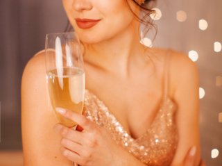 「ザ・港区女子」の隣に（写真:iStock）