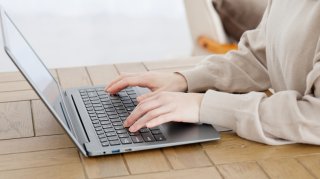 部下に嫌がられる社内チャット4選。LINEとは“地雷”が違う?