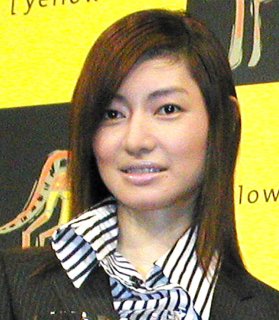 小雪の姉・モデルの弥生は圧巻のシルバーヘア! 染める派と自然派、結局似合うタイプは?