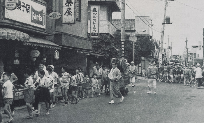 昭和35年の渋谷区のとある商店会のお祭りの様子。商店会“最強”の時代、会員は家族総出で商店会主催のイベントや旅行に参加したという。出典：渋谷区商店会連合創立40周年記念実行委員会「渋谷の街のあゆみ」渋谷区商店会連合会 平成3年