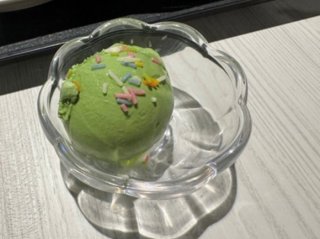 アイスクリームは別腹（C）コクハク