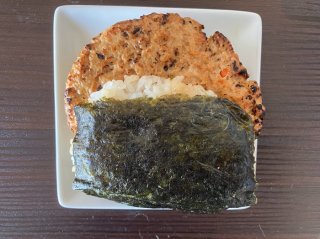 【ドンキ】「はみだしすぎィィイイイ!な鶏つくねおにぎり」は陽キャの極みだった