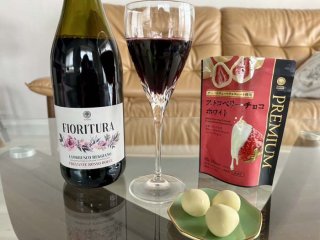 ここは高級イタリアンかっ「ファミマのいちご狩り」とPBワイン、総額1,500円以下で“贅沢な相棒”爆誕!