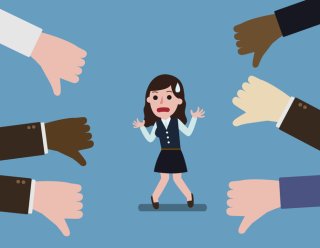 「なぜか嫌われる人」にありがちな7つの特徴。スマホばかり見てない? 人の振り見て我が振り直そう