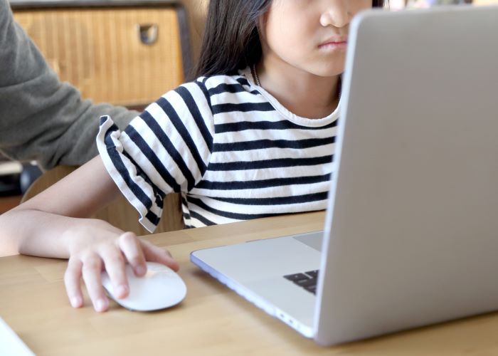 合否を確認する緊張の瞬間（写真:iStock）