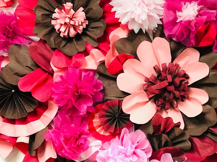 壁いっぱいに推し色ペーパーフラワーを作ったこともありますよ〜／無断転載禁止（C）コクハク