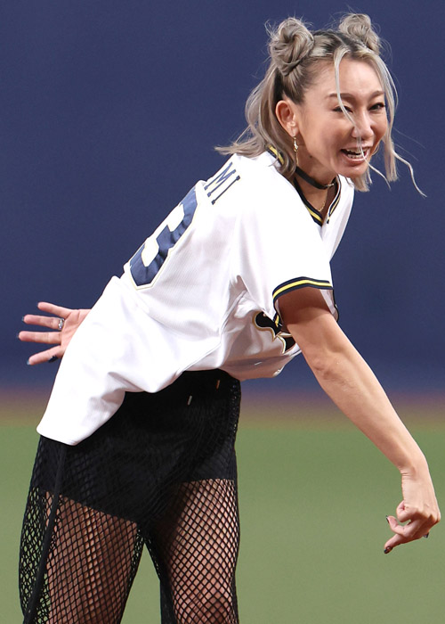 美脚も健在（2023年撮影）／（C）日刊ゲンダイ