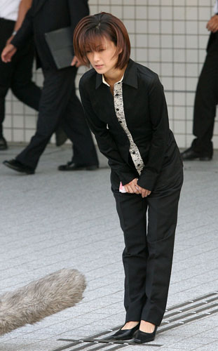 保釈された当時の酒井法子（2009年撮影）／（C）日刊ゲンダイ
