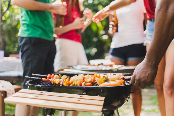 楽しいはずのバーベキューが（写真:iStock）