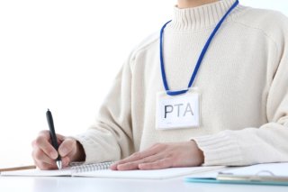 20代イケメン先生めぐりママたちが壮絶バトル…いまやPTAの係決めは新学期の風物詩に