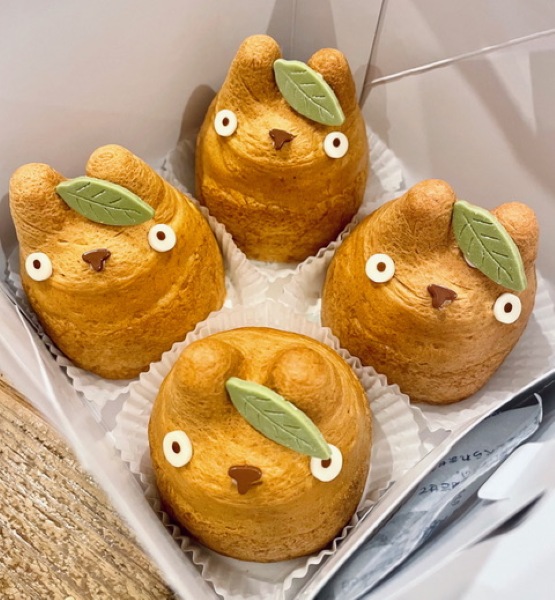 心がモヤっとすると、このシュークリームを買いに行く。ジッとこちらを見つめるトトロが可愛くて気持ちが上がる〜♪（写真:フィッシュバーン真也子／無断転載禁止）