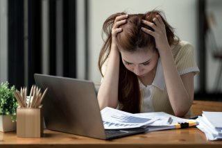 ヤバッ! 社会人の「失敗」エピソードが恥ずかしすぎ。カメラONのまま生着替え、上司に彼へのメール誤爆…