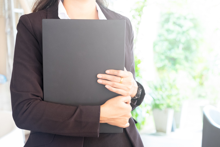 美人の新人のウラの顔は…（写真:iStock）