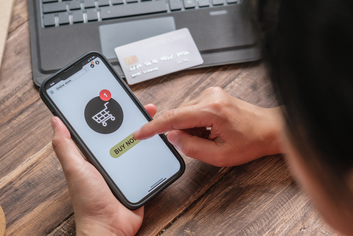 ポチるのが当たり前の時代に（写真:iStock）