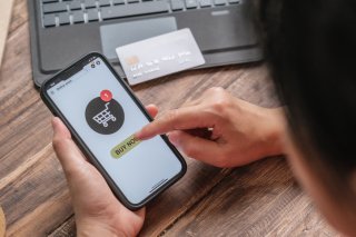 ポチるのが当たり前の時代に（写真:iStock）