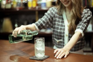 40代は“知人の訃報”がくる年齢だ。憎んだ男の「死亡通知書」で20年ぶりに集う同級生、独身の私はどう映る?