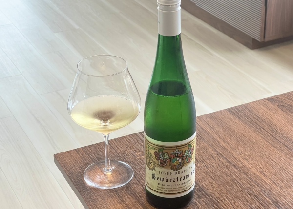 『ゲヴュルツトラミネール カビネット』税込み1254円（写真:市野瀬瞳／無断転載禁止、以下同）