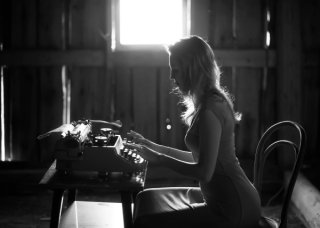 なぜ刺激的な小説を書きたがる？ 作家が見た女性の二極化する意識変化。“満足”の先にあるもの