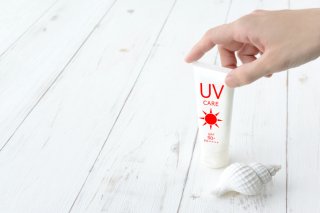 去年の「日焼け止め」使っていい? 意外と知らない買い替え時期、あの場所での保管は極力避けて!/医師監修