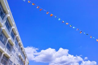 保護者が喫煙→校庭にポイッ！ 非常識なトンデモ親に“ドン引き”した5つの場面。クレームで地獄の空気に