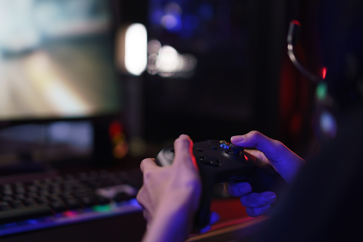 涼しい部屋でゲーム三昧！（写真:iStock）