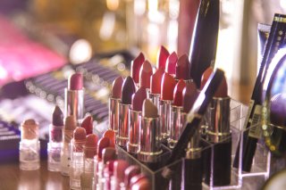 デパコス VS プチプラ、コスメはどっちがいいの？ みんなの意見を聞いた「高級品はテンション上がる！」「低予算で楽しめて最高」