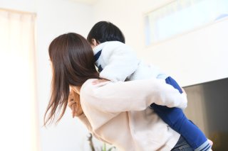 仕事や恋に謳歌する私と、髪を振り乱して子育てする彼女。本当に「幸せ」なのはどっち?