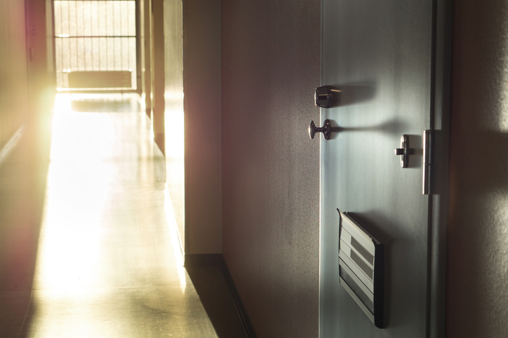 隣は何をする人ぞ（写真:iStock）