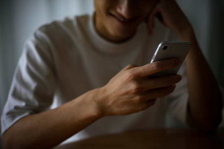 位置情報アプリをこっそり（写真:iStock）