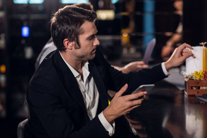 やたらスマホを気にする彼に違和感（写真:iStock）